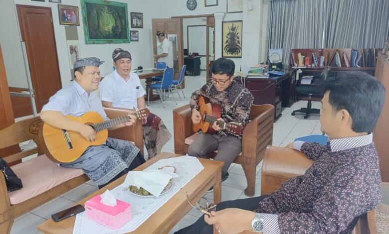 Musik Akustik “Labamba” sambut Rektor ISBI Aceh di Undhira Bali