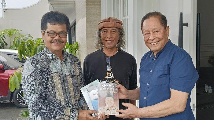 Mantan Pj Gubernur Aceh Mustafa Abubakar Serahkan Tiga Buku kepada Perpustakaan ISBI Aceh